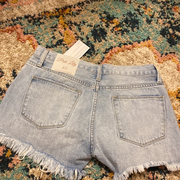 NEW WITH TAGS PINK LILY JEAN SHORTS - Picture 4 of 4